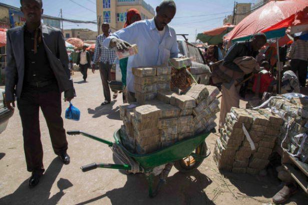 <p>Sokaklarda el arabalarıyla para taşıyan bu insanlar bu pazar tarzı yere gelip d&ouml;viz değişimi yapıyor...</p>
