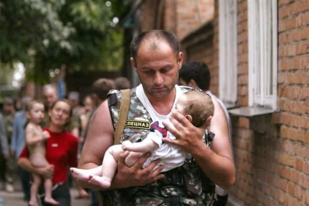 <p>Bir Rus polisi Beslan`daki okul baskınından kurtardığı bir bebeği okul dışına çıkartıyor. "Beslan`daki Rehine Krizi aynı zamanda Beslan okul kuşatması ve Beslan katliamı olarak da anılır. Kriz üç gün sürmüş ve 1.100 rehine alınmış, bunların 300 `den fazlası öldürülmüştür. Önemli bir kısmı İnguş ve Çeçenlerin, 1 Eylül 2004 tarihinde 1.100 `den fazla insanın (777 çocuk[4]) rehin alınmasıyla, Kuzey Osetya Özerk Cumhuriyetinde bulunan Beslan kasabasındaki bir okulda gerçekleşmiştir. 3 gün süren çatışmaların sonunda, aralarında 186 çocuğun bulunduğu, en az 334 rehinenin öldürüldüğü, yüzlerce rehinenin yaralandığı ve birçok insanın kaybolduğu bildirilmiştir."<br />
<br />
Fotoğrafçı: Viktor Korotayev Yer: Beslan/Rusya Tarih: 2 Eylül 2004</p>

<p> </p>
