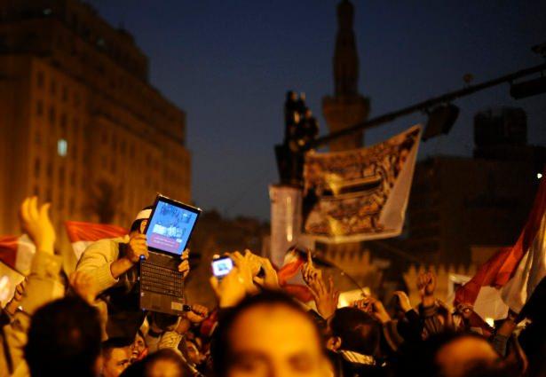 <p>2011 Mısır Devrimi, 25 Ocak 2011`de başlayan halkı mevcut yönetime karşı seferber olmaya çağıran sokak gösterileri, protestolar ve sivil itaatsizlikler olarak ortaya çıktı. Gösteriler ve isyanların polis şiddeti, olağanüstü hâl, işsizlik, asgari ücretleri azaltma isteği, barınma eksikliği, yiyecek sıkıntısı, yolsuzluklar, ifade özgürlüğünün kısıtlanması ve kötü hayat koşulları üzerine başladı. 11 Şubat 2011 tarihinde Mısır cumhurbaşkanı Hüsnü Mübarek gösteriler nedeniyle istifa etti.<br />
<br />
Fotoğrafçı: Dylan Martinez Yer: Kahire/Mısır Tarih: 11 Şubat 2011</p>

<p> </p>
