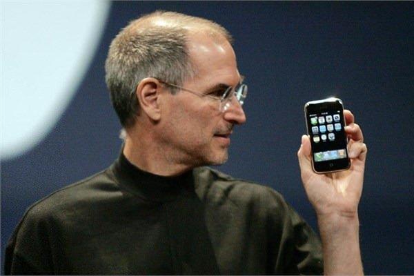 <p><strong>iPhone (2007)</strong><br />
Apple'ın ilk telefonu, akıllı telefon pazarında dokunmatik ekranların miladı oldu ve oyun değiştiren model olarak gösterildi. Tasarım olarak kendisinden sonra üretilen tüm modellere öncülük etti ve satışlarda rekor üzerine rekor kırdı.</p>
