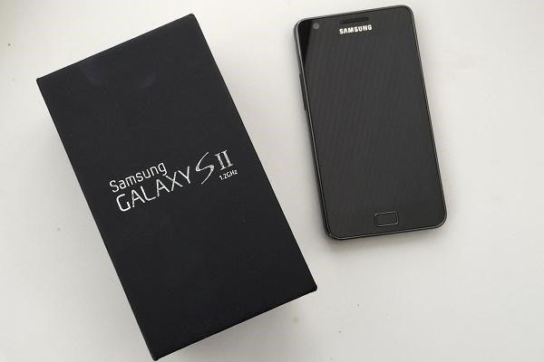 <p><strong>Samsung Galaxy S2 (2011)</strong><br />
Samsung'un Apple'ın iPhone modeline yanıt olarak ürettiği model, tüm dünyada satış rekorları kırdı ve daha büyük ekran algısını ilk yaratan model olarak dikkat çekiyor.</p>
