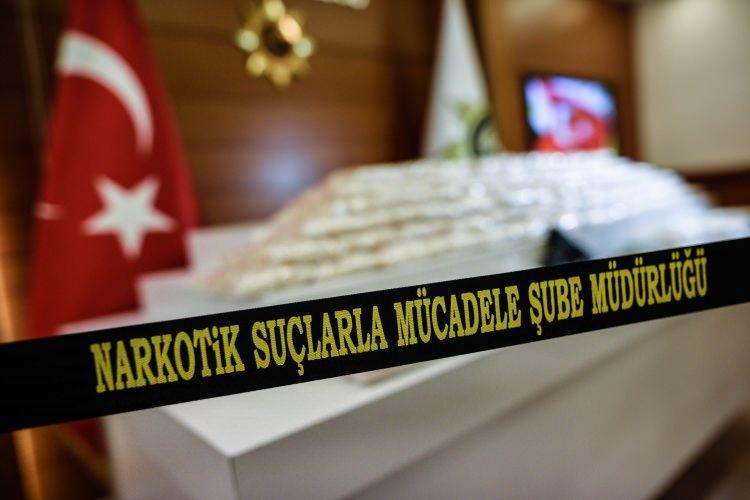 <p>İstanbul Emniyet Müdürlüğü Uyuşturucu ile Mücadele Şube Müdürlüğü ve Büyükçekmece İlçe Emniyet Müdürlüğü ekipleri, Büyükçekmece'de geçtiğimiz hafta uyuşturucu tacirlerine yönelik operasyon düzenledi. Baskın yapılan adreste yapılan aramalarda 48 kilogram ağırlığında 241 bin 605 'Captagon' adlı uyuşturucu hap, ruhsatsız tabanca ve hassas terazi ele geçirildi. Aramalarda Narkotik dedektör köpekleri 'Maya' ve 'Fırtına' da kullanıldı.</p>

<p>​</p>
