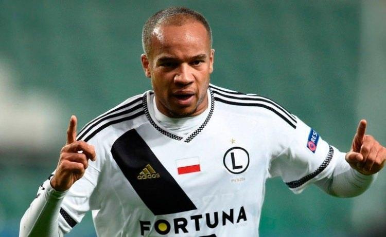 <p>Fenerbahçe - Vadis Odjidja-Ofoe<br />
<br />
Fenerbahçe'de transfer çalışmaları sürerken Polonya basını, Legia Varşova forması giyen Vadis Odjidja-Ofoe’nin sarı-lacivertli takım tarafından takip edildiğini öne sürdü.</p>
