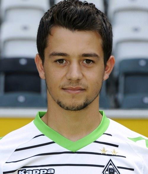 <p>Galatasaray - Amin Younes<br />
<br />
Galatasaray Sportif Direktörü Cenk Ergün, Hollanda ekibinin Manchester United ile oynadığı UEFA Avrupa Ligi finalinde 23 yaşındaki Amin Younes’ı izlediği öğrenildi. Igor Tudor’un listesinde ilk sıralarda yer alan genç yıldız için kulübünün 6-7 milyon euro bonservis ücreti istediği bildirildi. </p>
