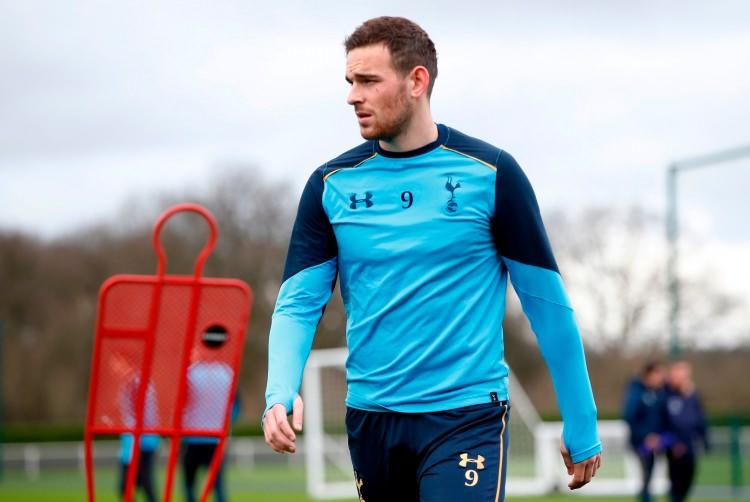 <p>Vincent Janssen - Galatasaray<br />
<br />
Devre arasında Vincent Janssen için nabız yoklayan Galatasaray, sezon sonu Hollandalı golcüyü transfer etmenin peşinde... Sezon sonu Japonya'ya gidecek olan Lukas Podolski'nin boşluğunu 1,85 boyundaki forvetle değerlendirmek isteyen Cim Bom, satın alma opsiyonlu kiralama teklifiyle Tottenham'ın kapısını çalmayı hedefliyor.</p>