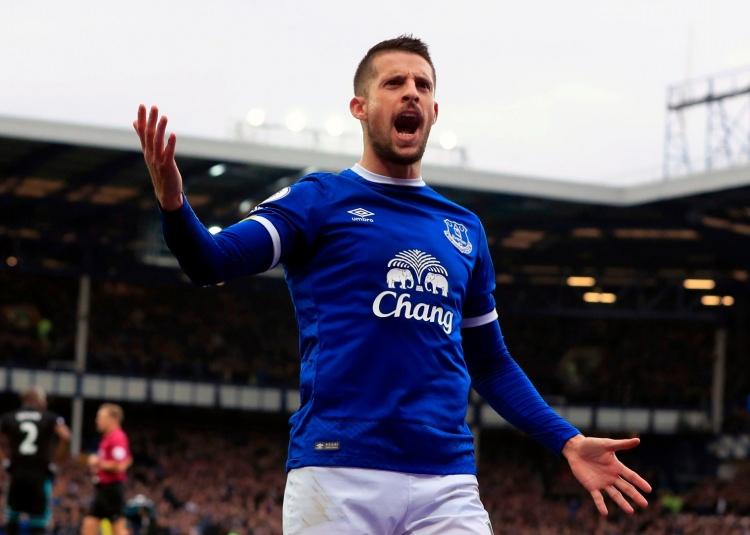 <p>Kevin Mirallas - Fenerbahçe<br />
<br />
Bu sezon yine hayal kırıklığı yaratan Fenerbahçe, gelecek sezon için işi şimdiden sıkı tutuyor. Everton'un 1 yıl sözleşmesi kalan Belçikalı forveti Kevin Mirallas transfer listesinin ilk sıralarında...</p>
