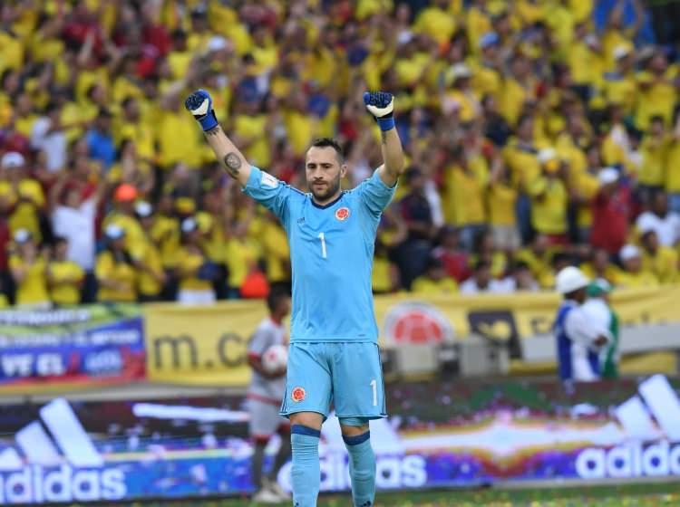 <p>David Ospina - Fenerbahçe<br />
<br />
Fenerbahçe, gelecek sezon şampiyonluğa oynayacak takımı kurmak adına, ilk olarak işe kaleden başladı. Arsenal’in Kolombiyalı kalecisi David Ospina ile el sıkışıldı. İngiliz ekibiyle de sezon sonunda büyük ihtimalle anlaşmanın sağlanacağı bildirildi.</p>
