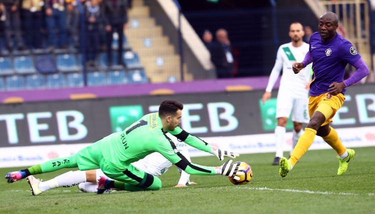 <p>Harun Tekin - Fenerbahçe<br />
<br />
Gelecek sezon Volkan Demirel'le devam edip etmeyeceği belli olmayan ve Ospina'yla el sıkıştığı belirtilen Fenerbahçe, kaleyi Bursaspor'un başarılı file bekçisi Harun Tekin'le garanti altına almak istiyor.</p>
