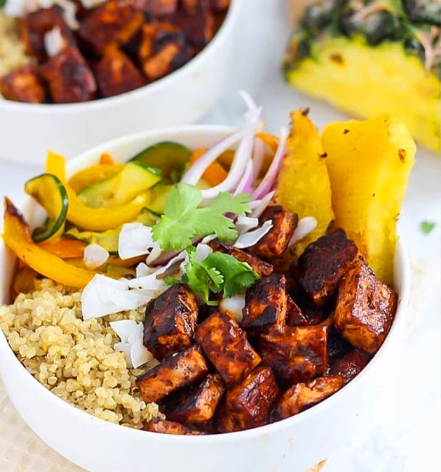 <p><strong>Barbekü ve tofu soslu kase</strong></p>

<p>Barbekü sosuyla marine ettiğiniz tofu, kinoa ve kabaklardan oluşan bu kaseye isterseniz ananas da ekleyerek tropikal bir tat katabilirsiniz.</p>
