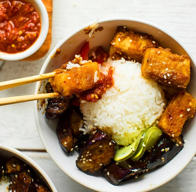 <p><strong>Patlıcan ve susamlı tofu kase</strong></p>

<p>Yağda kızarttığınız tofularınızı, ortada pirinç ve lezzet katmak için eklediğiniz patlıcanlarınız üstüne de birazcık susam ekleyin.</p>
