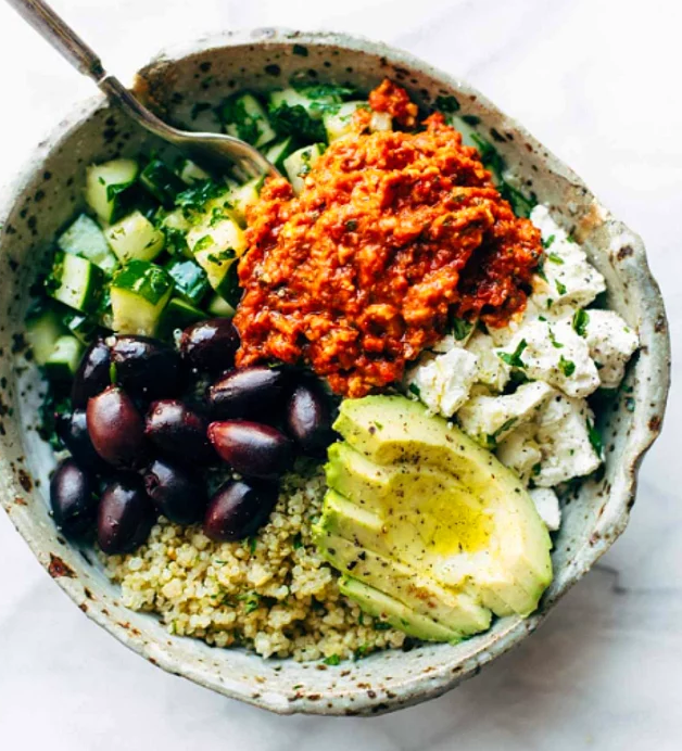 <p><strong>Akdeniz kasesi</strong></p>

<p>Zeytin, ızgara peynir, avokado, salatalık, bolca kinoa ve zeytinyağı ile kolaylıkla yapabilirsiniz. Birazcık humusla zenginleştirebilirsiniz.</p>

