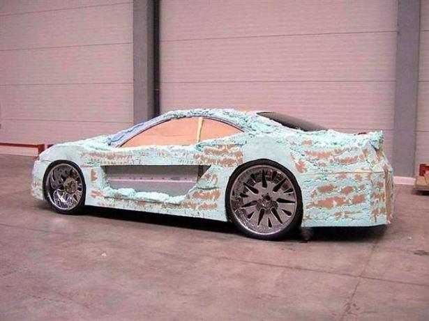 <p>Litvanya'da modifiye tutkunu bir adam, hurda olarak aldığı Mercedes-Benz CLK-Class'ı baştan sona değiştirdi.<br />
<br />
<strong>İşte o aracın değişimi…</strong></p>
