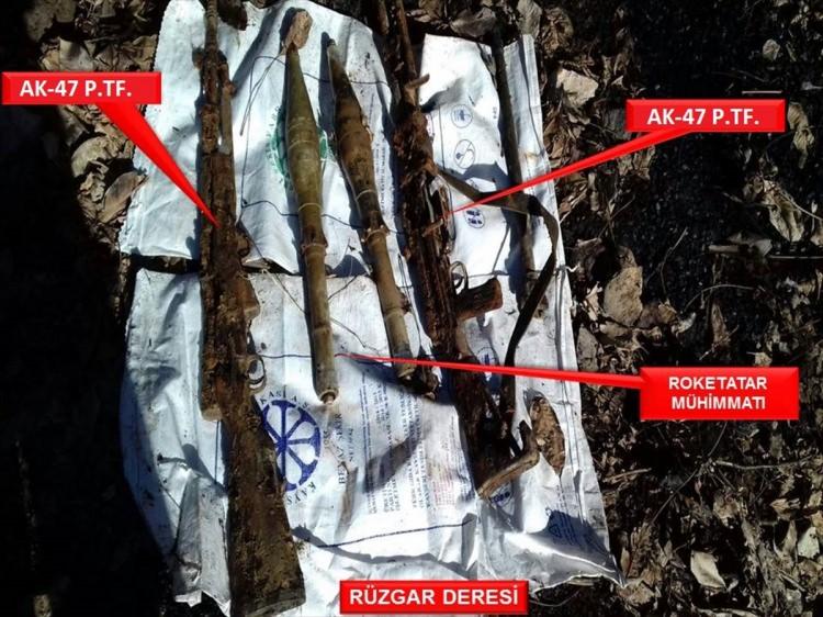 <p> Bölgede yapılan aramalarda teröristlere ait, 1 doçka, 3 uzun namlulu silah, 1 mayın, 2 el yapımı patlayıcı, 2 fünye, 134 doçka mermisi, 78 bixi mermisi, 500 gram kubar esrar ve çok sayıda yaşam, tıbbi malzemenin ele geçirildi.</p>

<p> </p>
