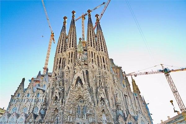 <p><span style="color:#FFD700"><strong>La Sagrada Familia</strong></span><br />
<br />
<span style="color:#FFD700">Yer:</span> Barselona, İspanya'da bir bazilika<br />
<span style="color:#FFD700">Başlangıç tarihi:</span> 1882<br />
<span style="color:#FFD700">Bitiş tarihi: </span>Devam ediyor<br />
<span style="color:#FFD700">Maliyeti:</span> Yıllık 25 milyon euro</p>