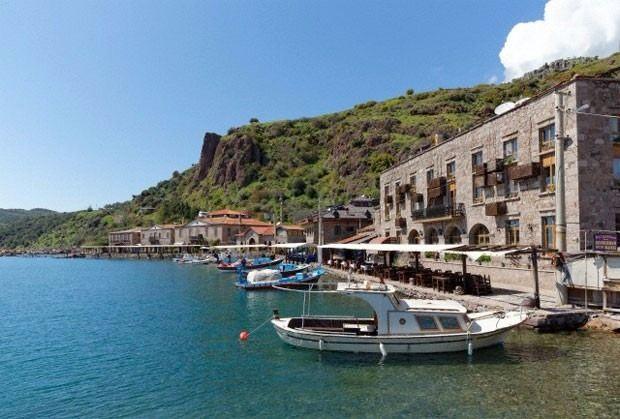 <p>Assos</p>

<p>Konaklama için köy içindeki otel ve pansiyonları tercih edebilirisiniz. Ege lezzetlerinin tamamını keşfetme imkanı bulabileceğiniz Behramkale'de Hüdavendigar Camii ve köprüsü Behramkala'de görülmesi gereken yerler arasında.</p>

<p> </p>
