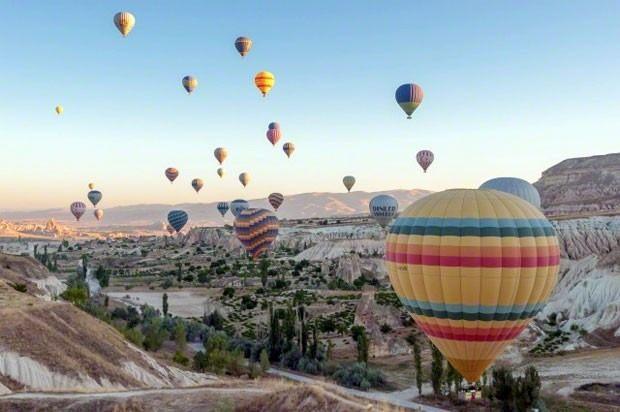 <p>Kapadokya</p>
<p>Eylül ayının insanı çektiği yerlerin başını Kapadokya çekiyor çünkü sonbahara özgü renkler, peri bacaları ile birleşerek harika manzaralar oluşturuyor. Sabah serinliğinde balonla tur atarak başka hiçbir yerde göremeyeceğiniz bu coğrafyayı kuş bakışı seyretmek, hayattan alınabilecek nadir zevklerden biri. </p>
<p> </p>