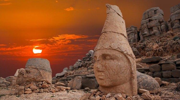 <p>Nemrut Dağı</p>
<p>Yarı pasif yanardağ olarak bilinen Nemrut Dağı'nın efsanevi hikâyeleri ziyaret etmeden önce okunmalı ki gidildiğinde daha anlamlı bir gezi olabilsin. Nemrut Dağı aynı zamanda UNESCO Dünya Kültür Mirasları arasında yer almaktadır.</p>