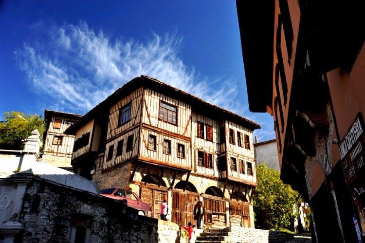<p>Safranbolu</p>
<p>Sonbaharda gidilecek en iyi yerler arasında ön sıralarda yer alan Safranbolu, sizi bir dizi setinde hissettirecek. </p>