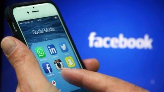 <p>Alman Sosyal Demokrat Partisi (SPD) Federal Meclis Grubu Başkanı Thomas Oppermann, söz konusu yalan haberlerle ilgili, "Facebook, yalan olduğu kanıtlanmış haberleri hızlı bir şekilde silme veya düzeltme konusunda sorumlu tutulmalı" ifadelerini kullandı.</p>
