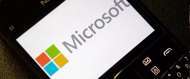 <p>Microsoft, hesabında insanlardan öğrendiği argo kelimeler, cinsiyetçi söylemler ve ahlak dışı konularda paylaşımlar yapan Tay'a müdahale etti. Robotun Twitter hesabı 24 saat sonra kapatıldı.</p>
