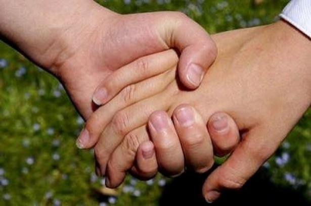 <p><strong>Endişelenince eller neden terler?</strong><br />
Endişelenenince ellerin terleme sebebi sinir sistemine gelen sinyalin ter bezlerini çalıştırmasıdır.</p>
