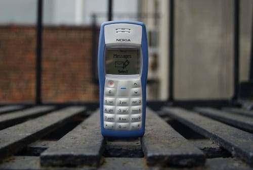 <p>Dünyanın en çok satan telefonu iPhone değil Nokia'nın 2003 yılında satışa çıkardığı ve 250 milyon satan Nokia 1100'dur.</p>
<p> </p>