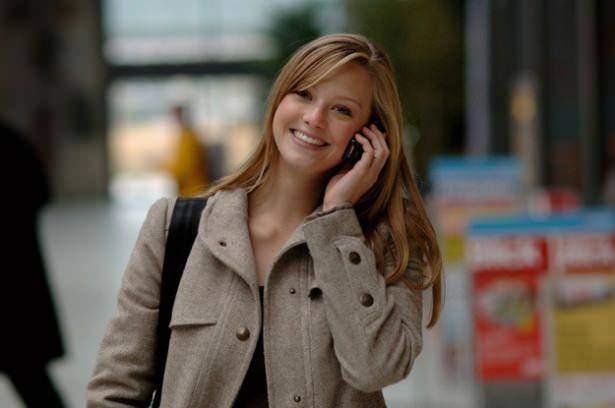 <p>Cep telefonuyla konuşurken yürüyorsanız, yanınızdan biri geçtiğinde yere bakma eğilimine girersiniz.</p>
<p> </p>