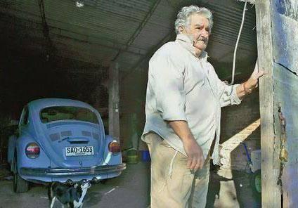 <p>Uruguay Devlet Başkanı José Mujica, maaşının % 90'ını hayır kurumlarına bağışlıyor ve 1.250 $'la geçiniyor.</p>

<p> </p>

