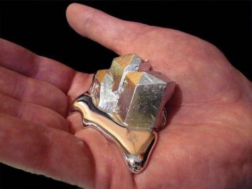 <p>Gallium adlı bu metalin erime noktası bir insanın elindeki sıcaklıktan düşük olduğundan elinizle tuttuğunuzda sıvılaşır.</p>

<p> </p>
