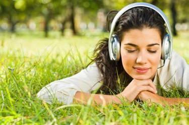 <p>Hafıza kaybı yaşayan insanlara müzik dinletilmesi önerilir; çünkü beyin şarkıların içine bir çok anıyı kaydeder.</p>

<p> </p>
