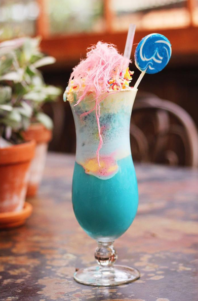 <p>Bu içecek, <strong>frappucino kreması</strong> ve <strong>mango şurubuyla,</strong> <strong>“pembe toz” </strong>adındaki özel bir gıda maddesi karıştırılarak hazırlanıyor ve üstüne de ekşi bir tada sahip gıda içerikli bir toz ekleniyor.</p>