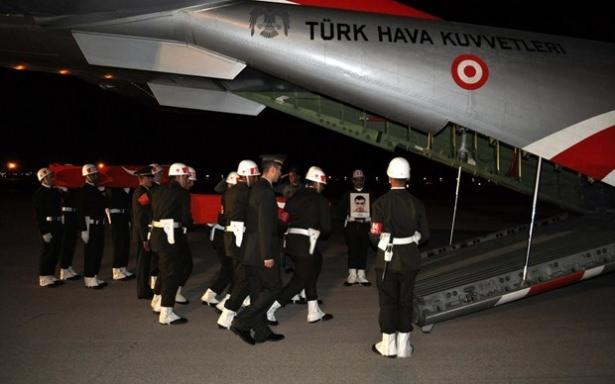 <p>Medet Mat'ın saldırıdan yaklaşık 18 saat önce sosyal paylaşım sitesinde elinde silahı ile çekildiği fotoğrafına, "Biri vatan mı dedi. Daima hazır Allah'ın izniyle" diye yazdığı ortaya çıktı.</p>
