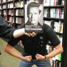 <p>Bookface, Türkçe ismiyle kitap yüz, sevdiği bir kahramanı kitap kapağından kendi yüzüyle eşleştirerek çekilen fotoğraf anlamına geliyor.</p>
