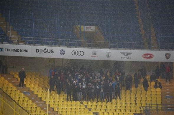 <p><strong>MENEMENLİLER TAKIMLARINI YALNIZ BIRAKMADI</strong></p>

<p>Ülker Stadyumu'ndaki karşılaşmayı Menemen Belediyespor'un yaklaşık 150 taraftarı deplasman tribününden izledi.</p>
