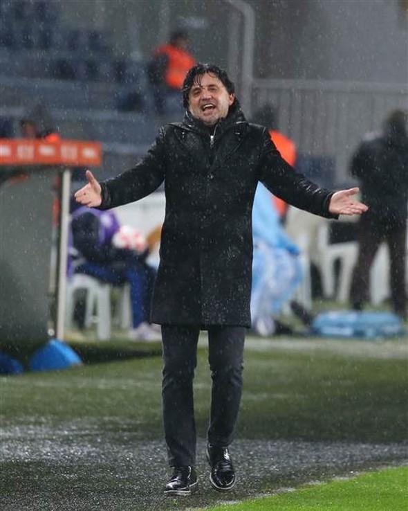 <p><strong>SUAT KAYA ACI KONUŞTU</strong></p>

<p>Menemen Belediyespor Teknik Direktörü Suat Kaya, kupada umutlarının kalmadığını ifade etti. Fenerbahçe karşısında sadece 38 dakika dikkatli olabildiklerini anlatan Kaya, "Bizim için kupa bitti. Oyuncularım tecrübe edindi. Fenerbahçe'ye kupa yolunda başarılar diliyorum. Hedefimiz iyi dinlenmeden sonra ikinci yarıya şampiyonluk için hazırlanmak olacak" şeklinde konuştu.</p>
