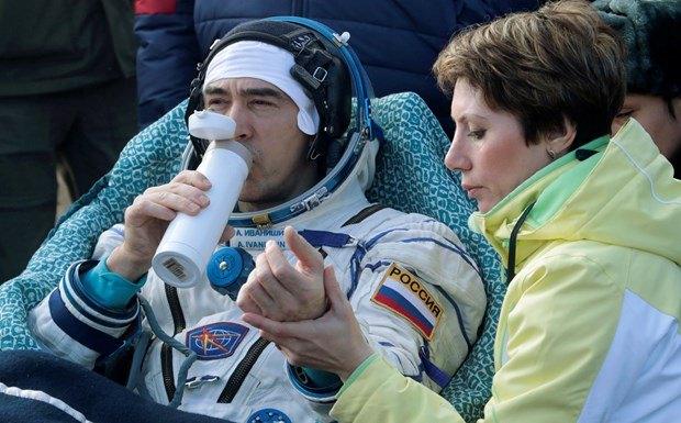 <p>Soyuz kapsülüyle 7 Temmuz'da UUİ'ye gönderilen Amerikalı Kate Rubins, Rus Anatoli İvanşin ve Japon Takuya Onişi yaklaşık 4 aylık görev sürelerinin ardından Dünya'ya döndü.</p>
