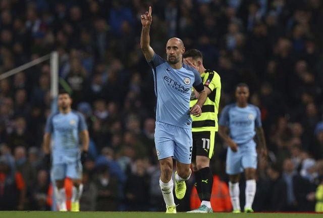 <p>SAĞ BEKLER</p>
<p>Pablo Zabaleta - Manchester City - Yaş: 32</p>
