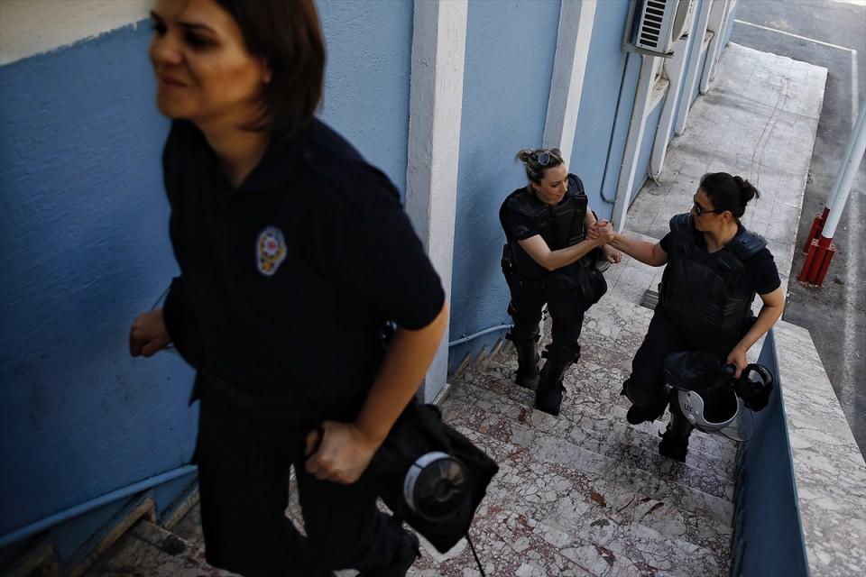 <p>Anne olmanın da zorluğu bulunduğunu, gece yarısı göreve çağrılabildiklerini dile getiren Çınar, görev yüzünden çoğu zaman çocuğunu uyurken bıraktığını, döndüğünde de uyurken bulduğunu anlattı.</p>
<p> </p>