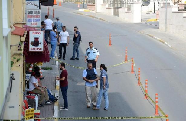 <p>Sarıyer - İstinye'deki Amerika Konsolosluğu'na kimliği belirsiz kişilerce silahlı saldırı düzenlendi.</p>
