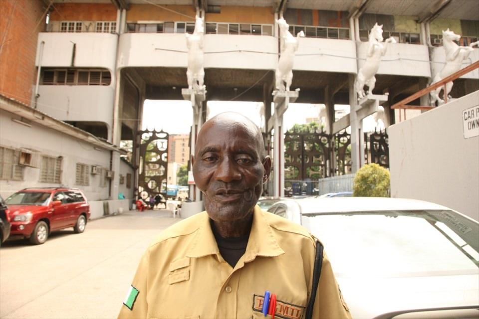 <p>Yaklaşık 200 milyonluk n&uuml;fusuyla kıtanın en kalabalık &uuml;lkesi Nijerya, petrol ve doğal gaz gibi &ccedil;ok zengin doğal kaynaklarla geniş tarım arazilerine sahip.&nbsp;</p>
