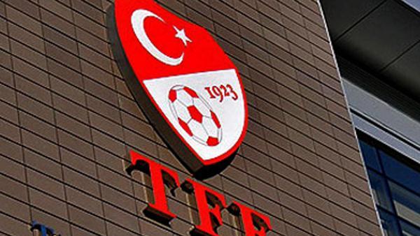 <p>Türkiye Futbol Federasyonu (TFF) internet sitesinden yaptığı açıklamada şu ifadelere yer verdi: "İstanbul Ortaköy'de bir gece kulübünde kalleşçe düzenlenen terör saldırısında çok sayıda vatandaşımızın ve bir polisimizin hayatını kaybettiğini, yine çok sayıda vatandaşımızın yaralandığını büyük bir üzüntü ile öğrenmiş bulunuyoruz. Yeni bir yıla girerken ülkemizde korku iklimi yaratmayı, milli birlik ve beraberliğimizi bozmayı hedefleyen bu hain saldırılara karşı milletçe dik duruşumuzu sürdüreceğimize olan inancımızı koruyoruz. Hain saldırıları bir kez daha nefretle kınarken, terör saldırısında hayatını kaybeden vatandaşlarımız ile polis memuruna Allah'tan rahmet; aileleri ve milletimize başsağlığı, yaralı vatandaşlarımıza acil şifalar dileriz."</p>
