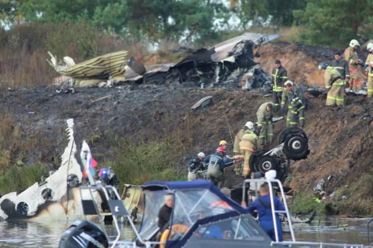<p>Lokomotif Yaroslavl - 2011</p>

<p>Zorlu hava şartlarıyla bilinen Rusya, 2011 yılında hazin bir uçak kazasına tanıklık etti. Lokomotif Yaroslavl hokey takımını Belarus'taki şampiyonaya götüren yolcu uçağı Yaroslavl'daki Tunoshna Havalimanı'ndan kalkışı sırasında Volga Nehri yakınlarında düştü. Uçaktaki 45 kişiden 43'ü öldü. 2 kişi ise yaralı olarak kazadan kurtuldu.</p>
