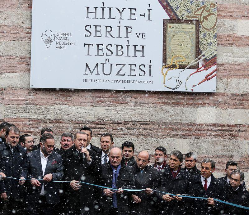<p>Açılış kurdelesini kesen Erdoğan ardından müzeyi gezdi. Erdoğan`a ziyareti sırasında özel bir tesbih hediye edildi.</p>