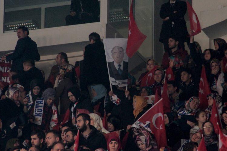 <p>Salona sığmayan ve programı takip etmek isteyen vatandaşlar için salon dışına led ekranlar kuruldu. </p>
