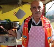 Beşiktaş, F.Bahçe ve G.Saray'a karşı mücadele etmişti! Şimdi stadyum önünde köfte satıyor