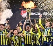 Fenerbah&ccedil;e kupasını kaldırdı