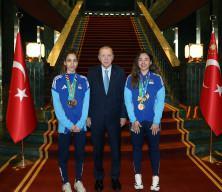 Cumhurbaşkanı Erdoğan Sude Yaren Uzun&ccedil;avdar ve Sıla Irmak Uzun&ccedil;avdar&rsquo;ı kabul etti