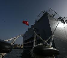 İngiliz limanında g&ouml;vde g&ouml;sterisi! Yedi d&uuml;vel hayran kaldı: TCG Anadolu g&ouml;ğ&uuml;s kabarttı