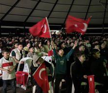 T&uuml;rkiye zaferi kutluyor! Vatandaşlar sokaklara d&ouml;k&uuml;ld&uuml;