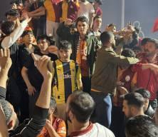 Galatasaraylı taraftarlar sokaklara d&ouml;k&uuml;ld&uuml;